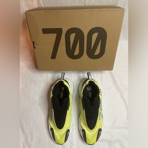 🆕listing… Yeezy 700